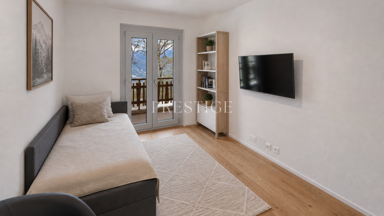 Helles kleines Schlafzimmer mit Balkonblick