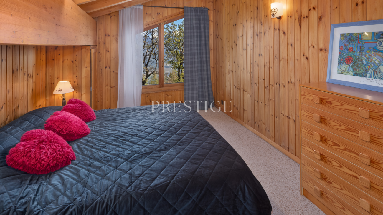 Gemütliches Schlafzimmer mit Holzvertäfelung