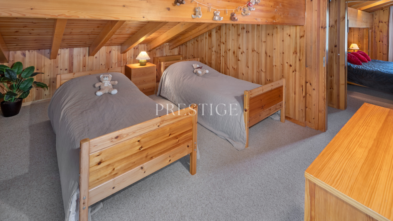 Gemütliches Dachgeschoss-Schlafzimmer mit Holzverkleidung