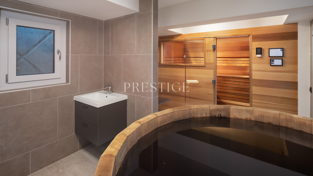 Privater Wellnessbereich mit Sauna und Tauchbecken