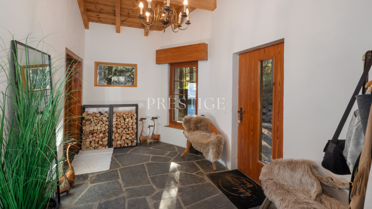 Eingangsbereich mit Holzdetails und Natursteinboden