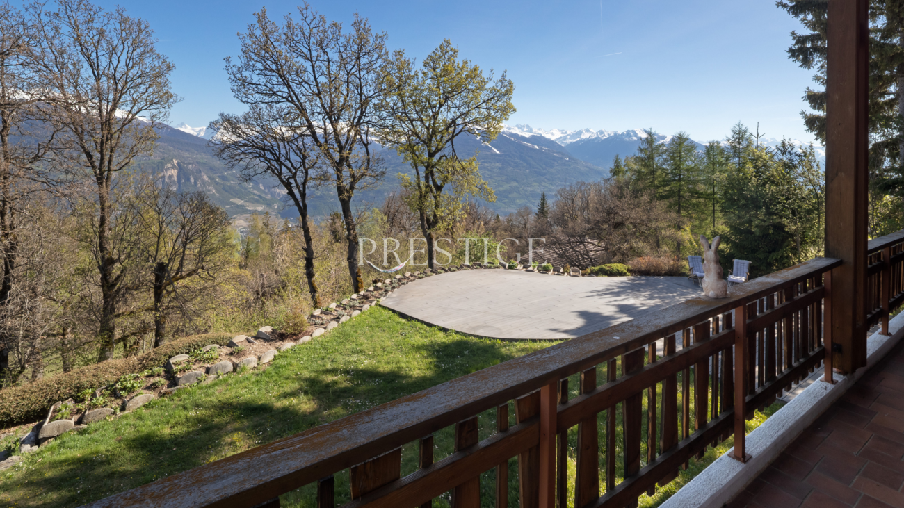 Bergblick von einer Holzterrasse