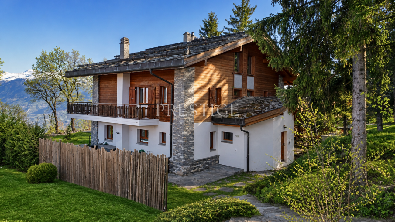 Alpenchalet mit Holzfassade und Steinsockel