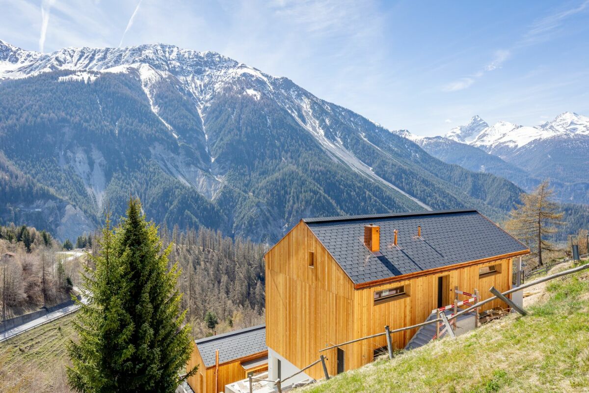 Alpines Holzhaus mit Bergpanorama