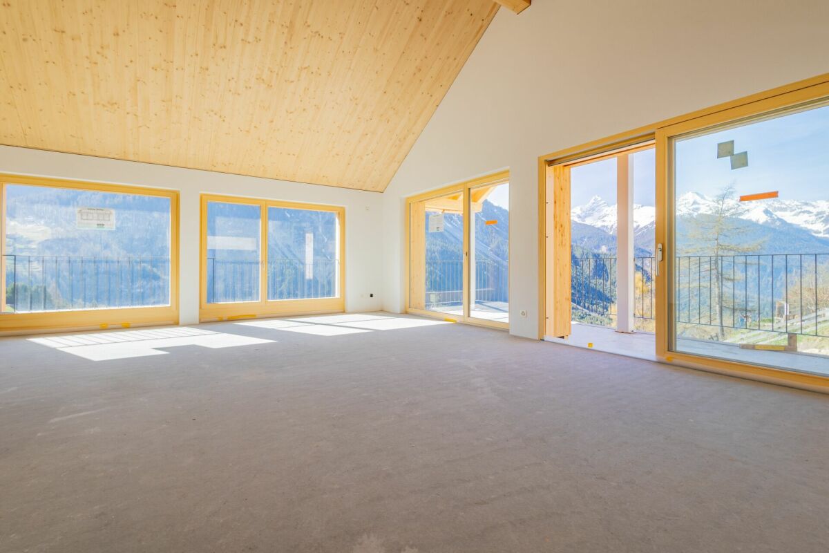 Offener, leerer Wohnraum mit Bergblick