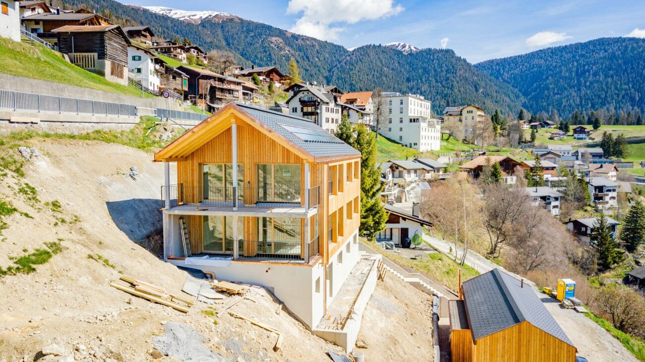 Alpines Holzhaus am Hang