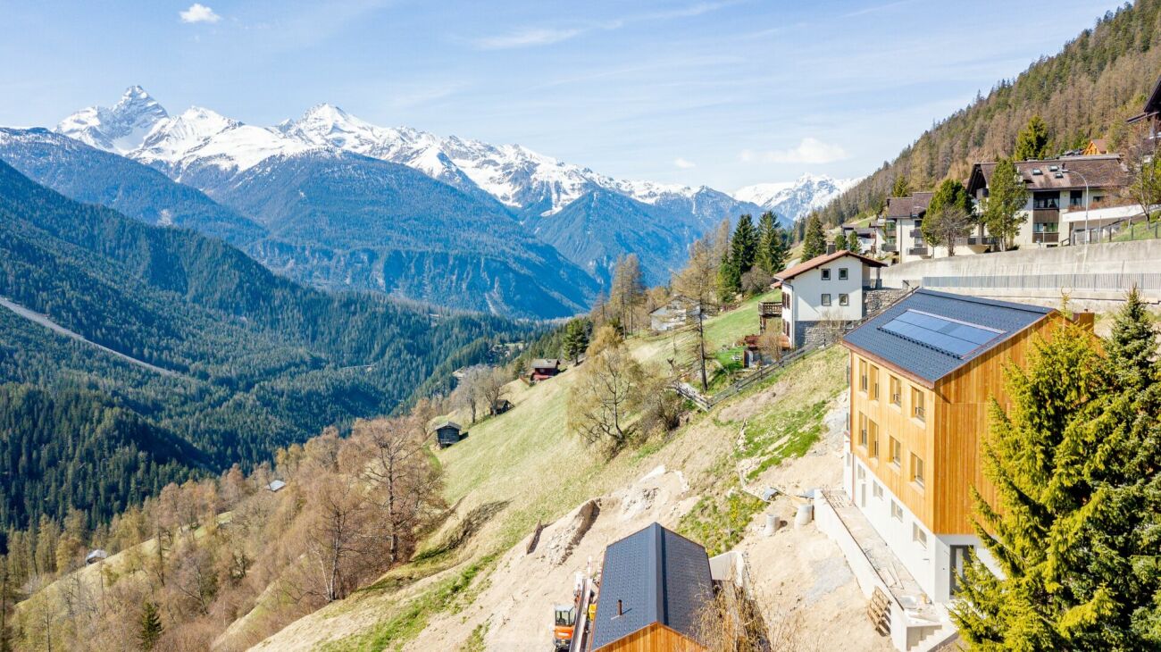 Alpenpanorama mit Hanglage und Gebäuden
