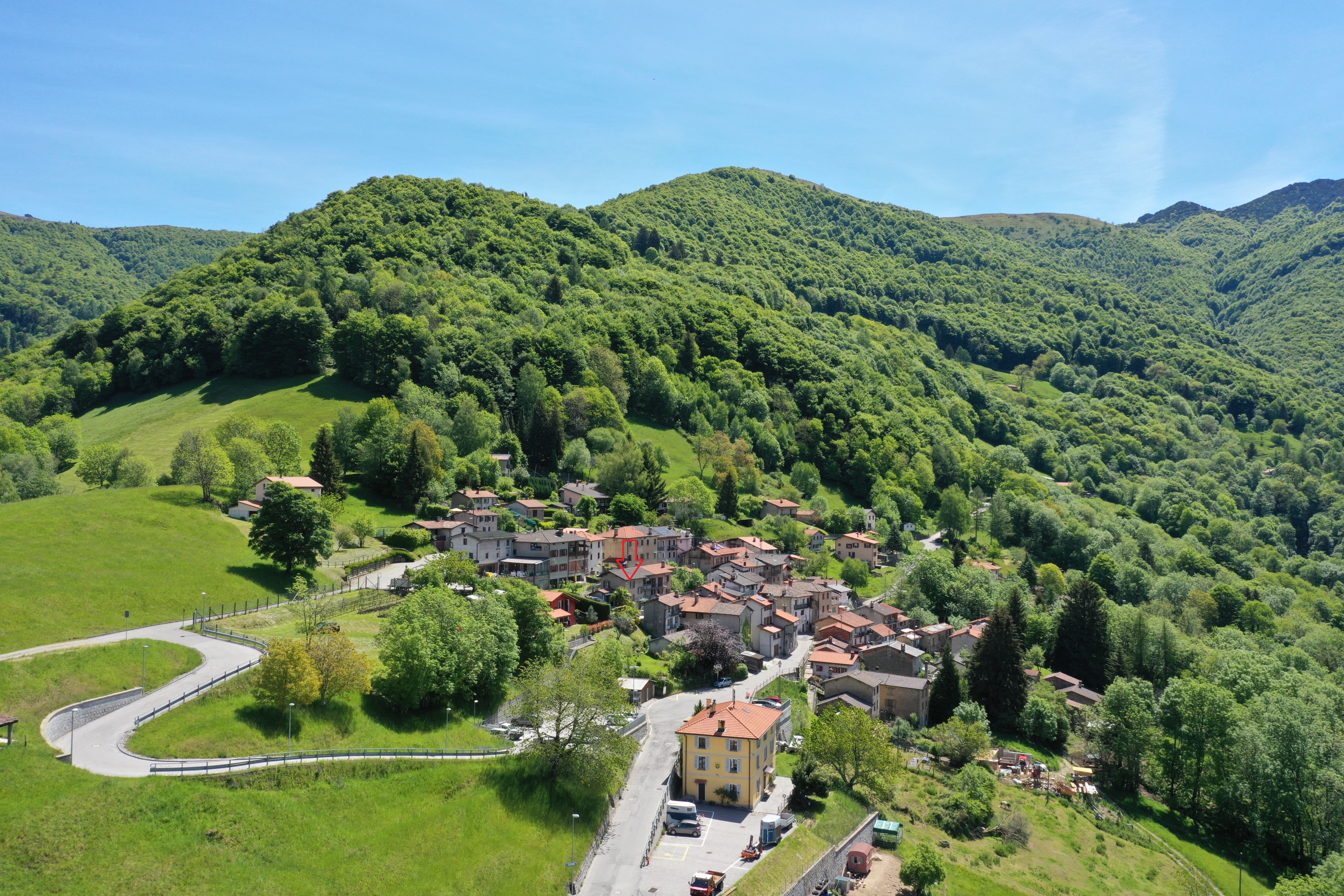 Luftaufnahme eines Bergdorfs im Grünen