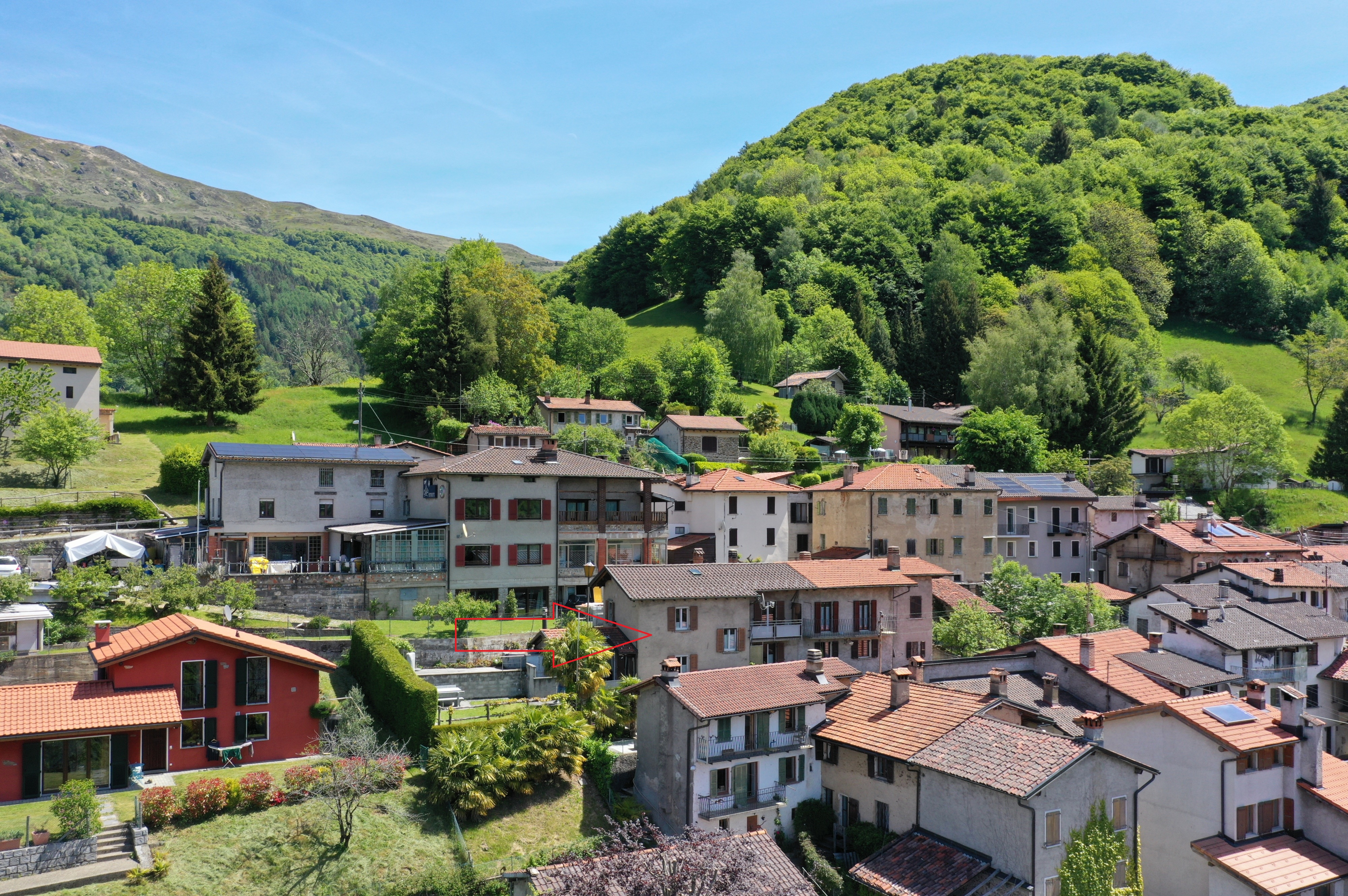 Dorf- und Berglandschaft mit Wohnhäusern
