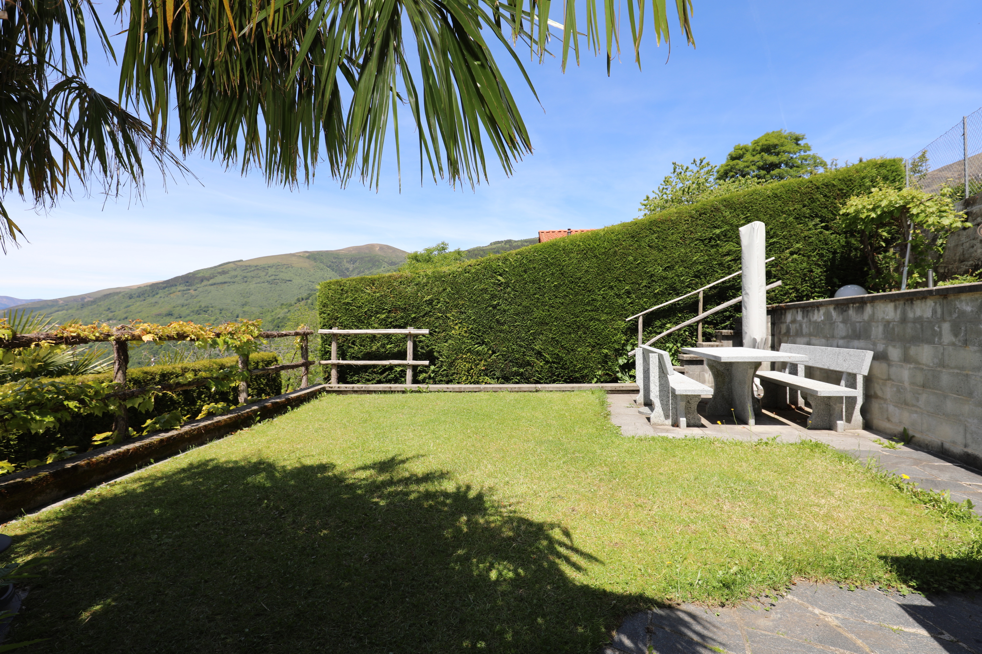 Garten mit Sitzplatz und Bergblick