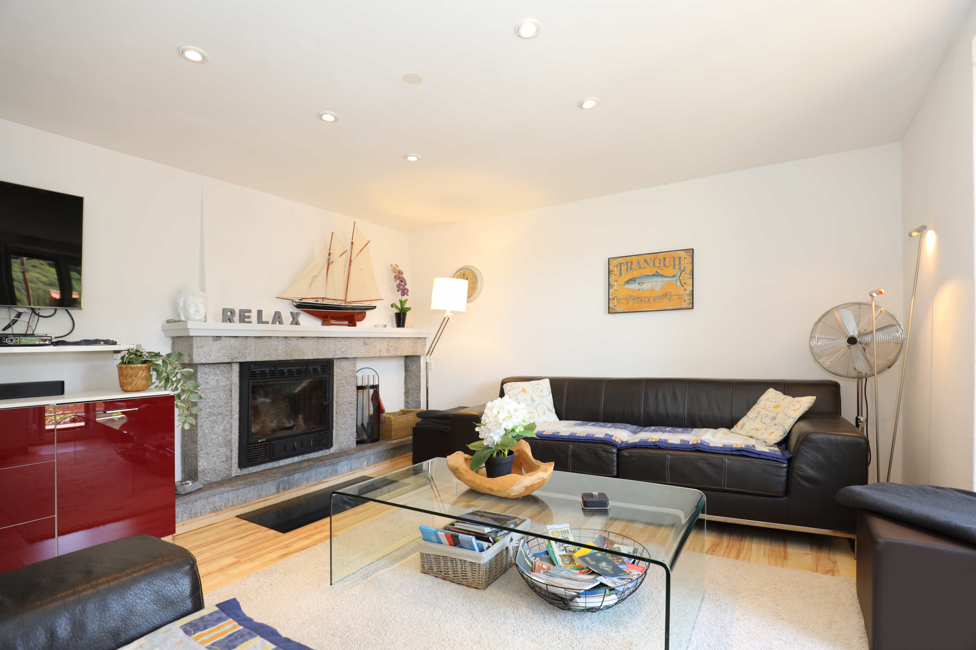 Helles Wohnzimmer mit Kamin und Ledersofa
