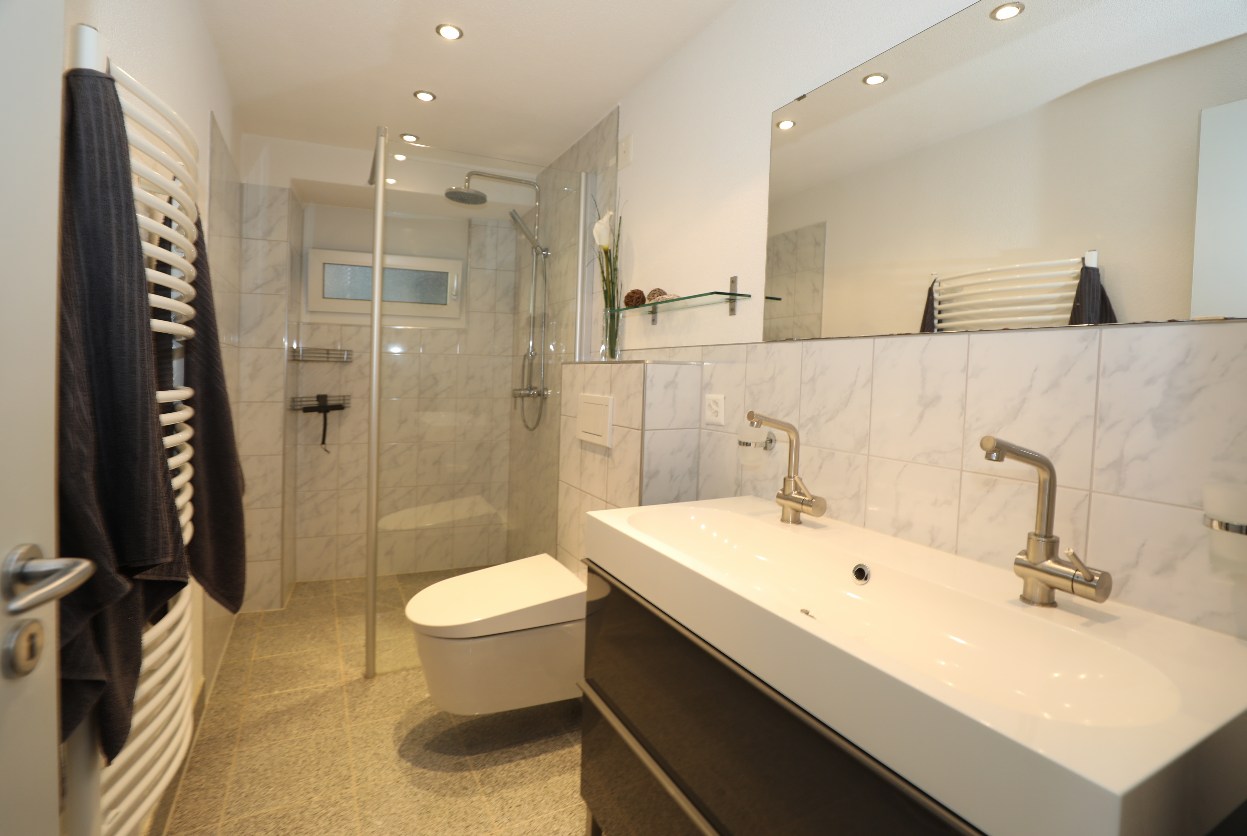 Modernes Badezimmer mit Walk-in-Dusche und Doppelwaschtisch