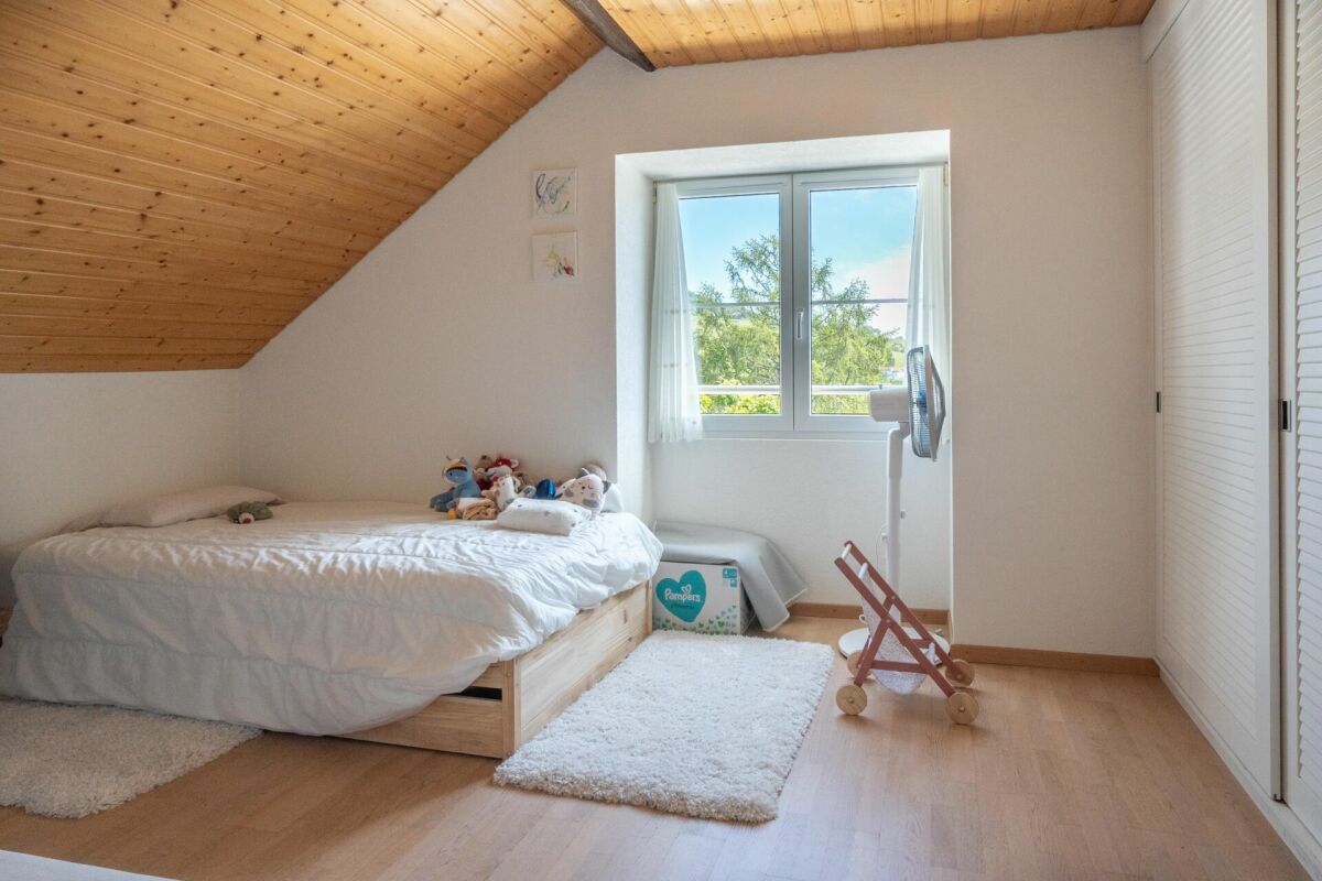 Helles Dachzimmer als Schlafzimmer