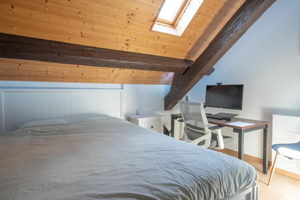 Schlafzimmer mit Dachschräge und Arbeitsbereich