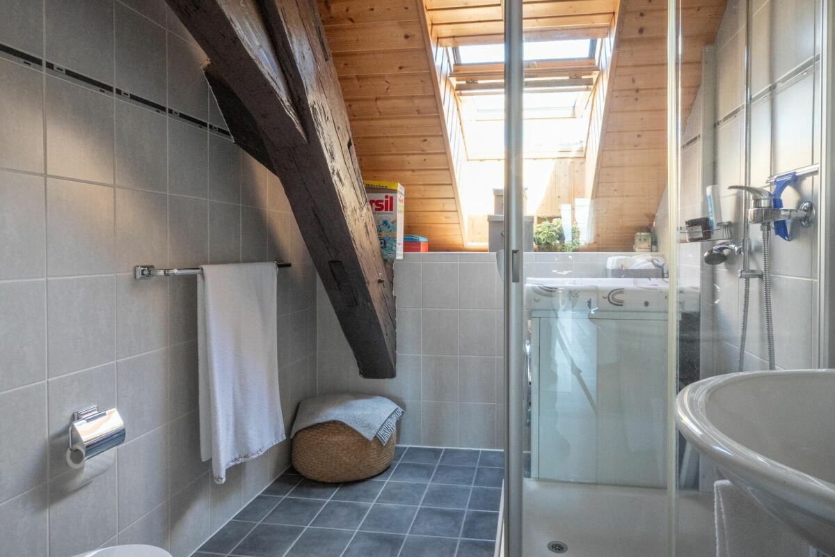 Dachbad mit Dusche und Holzbalken