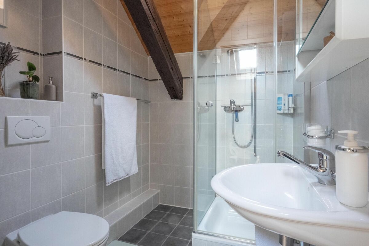 Modernes Badezimmer mit Dusche und Dachschräge