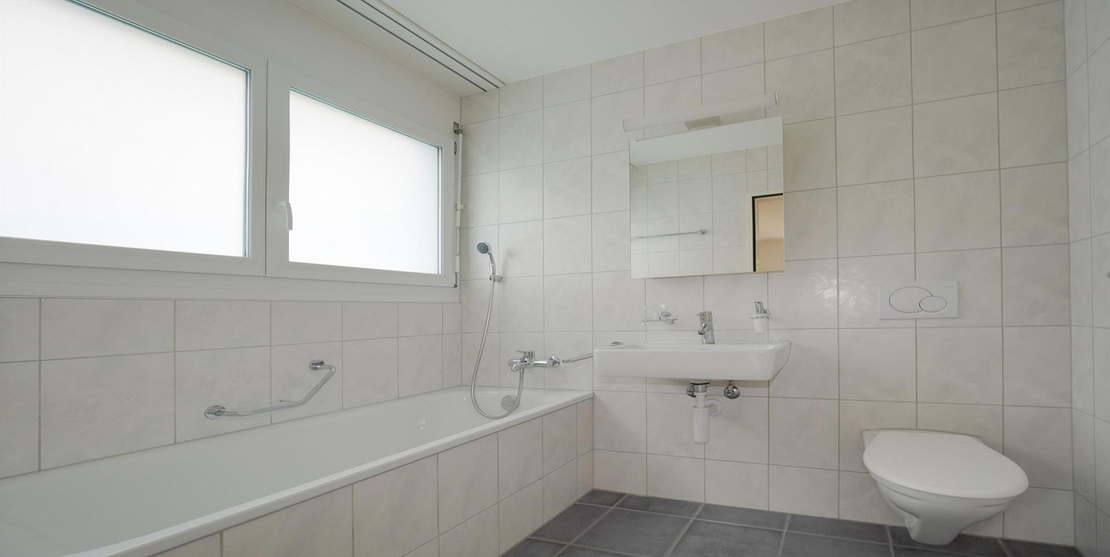 Modernes Badezimmer mit Badewanne und Wand-WC