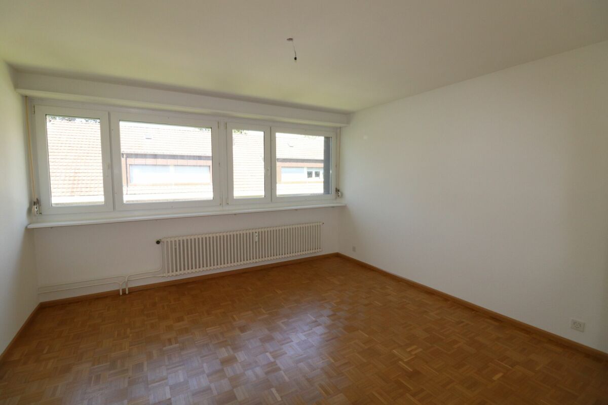 Heller leerer Wohnraum mit großem Fensterband