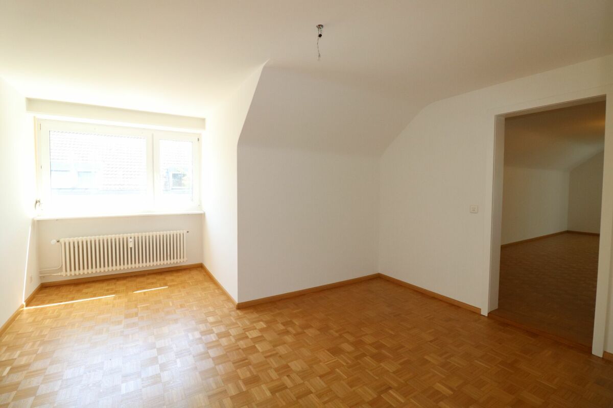 Leerer Wohnraum mit Fenster und Türöffnung