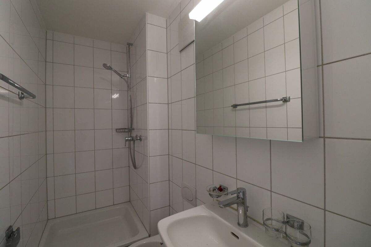 Modernes Badezimmer mit Dusche und Waschbecken