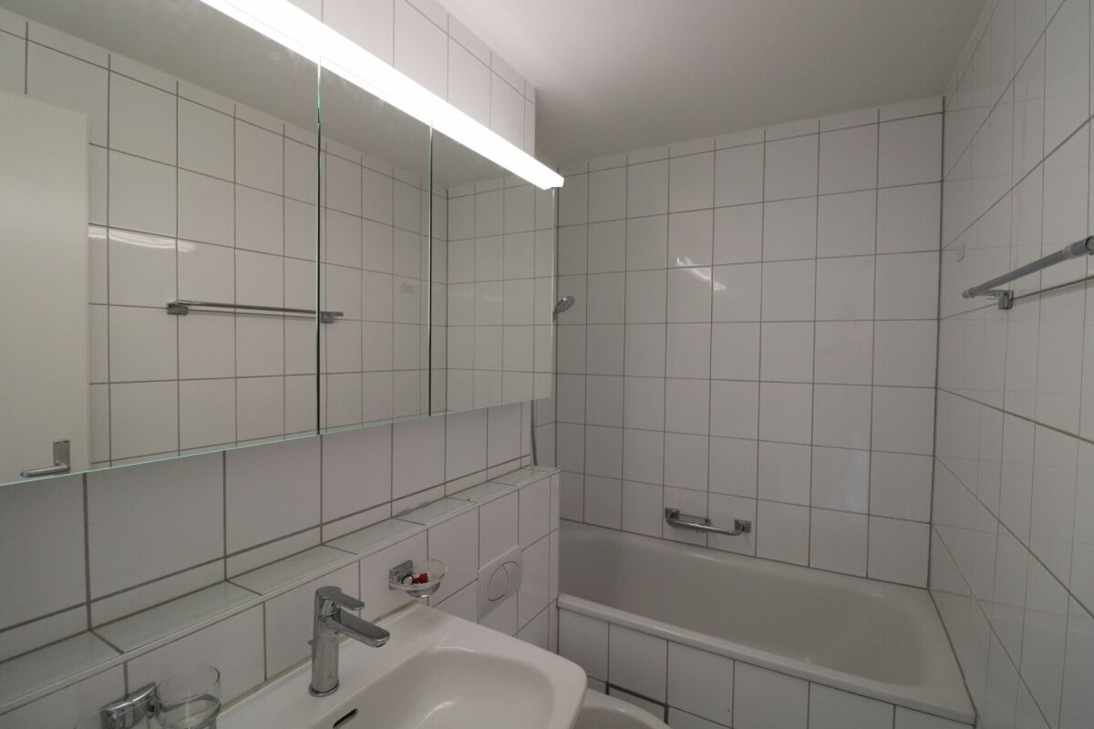 Modernes Bad mit Badewanne und Spiegelschrank