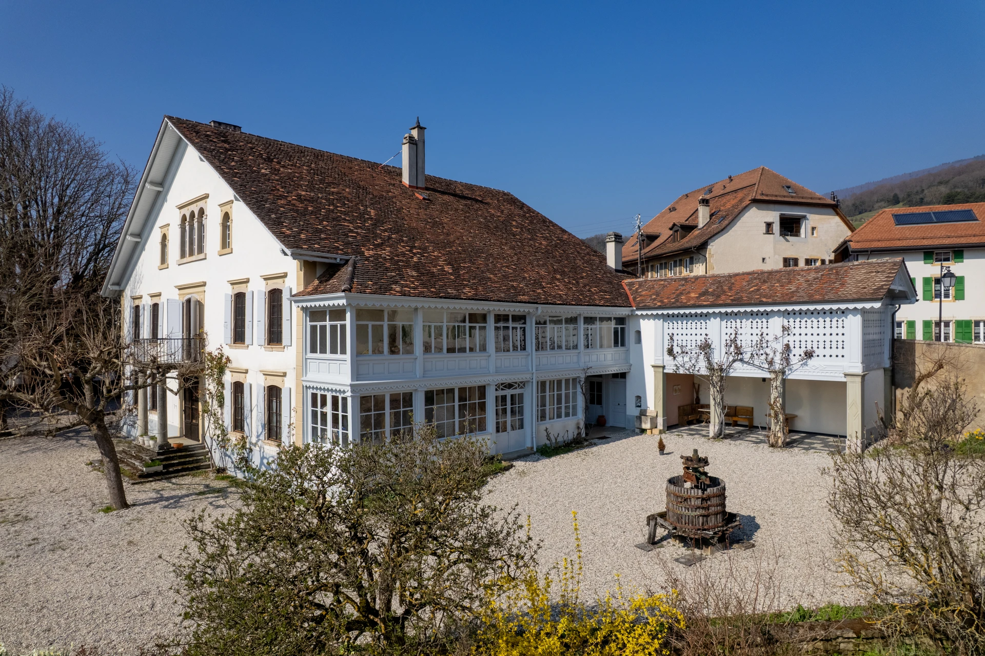 Historisches Haus mit Innenhof und Nebengebäude