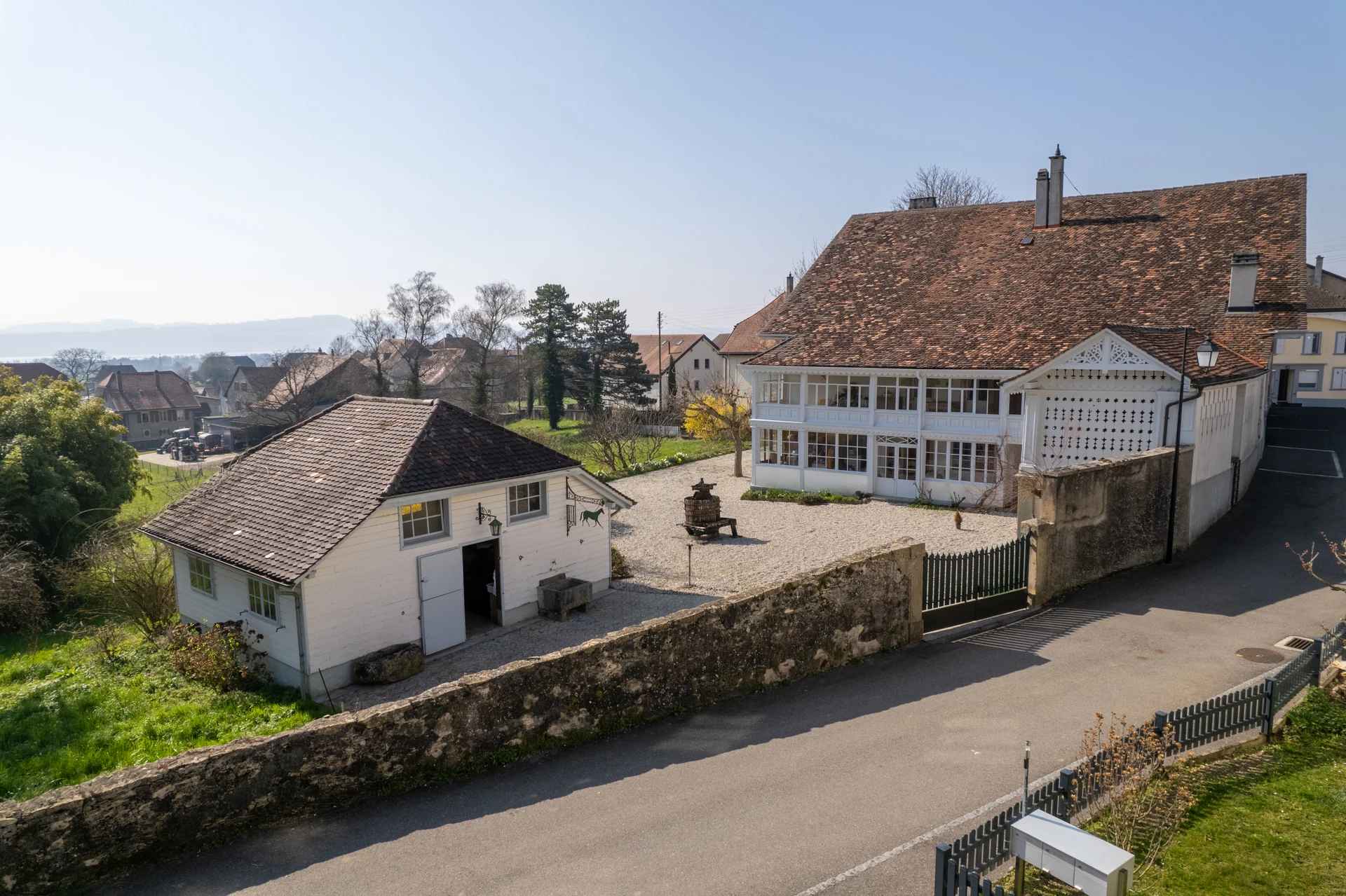 Historisches Wohnhaus mit Nebengebäude und großem Hof