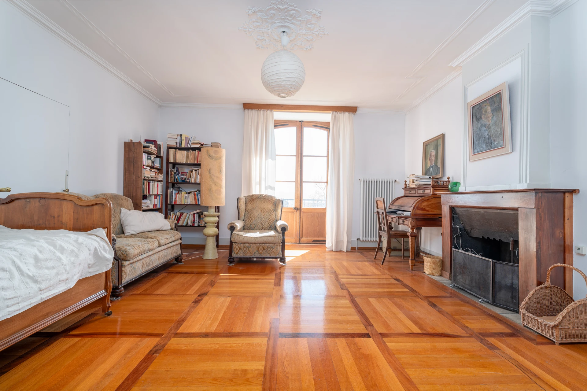 Klassisches Wohn- oder Arbeitszimmer mit Parkett, Kamin und Antiquitäten