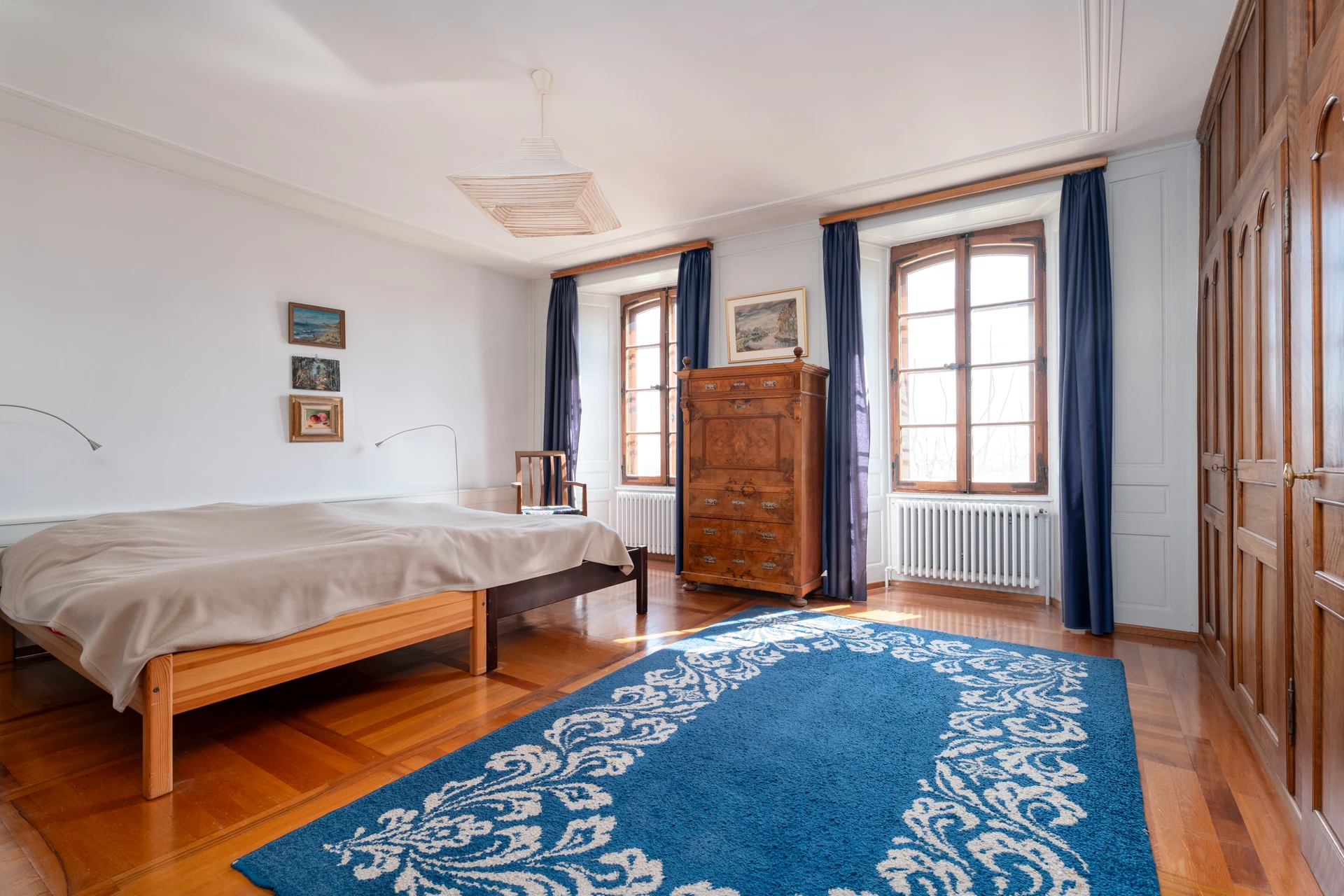 Helles Schlafzimmer mit Holzmöbeln