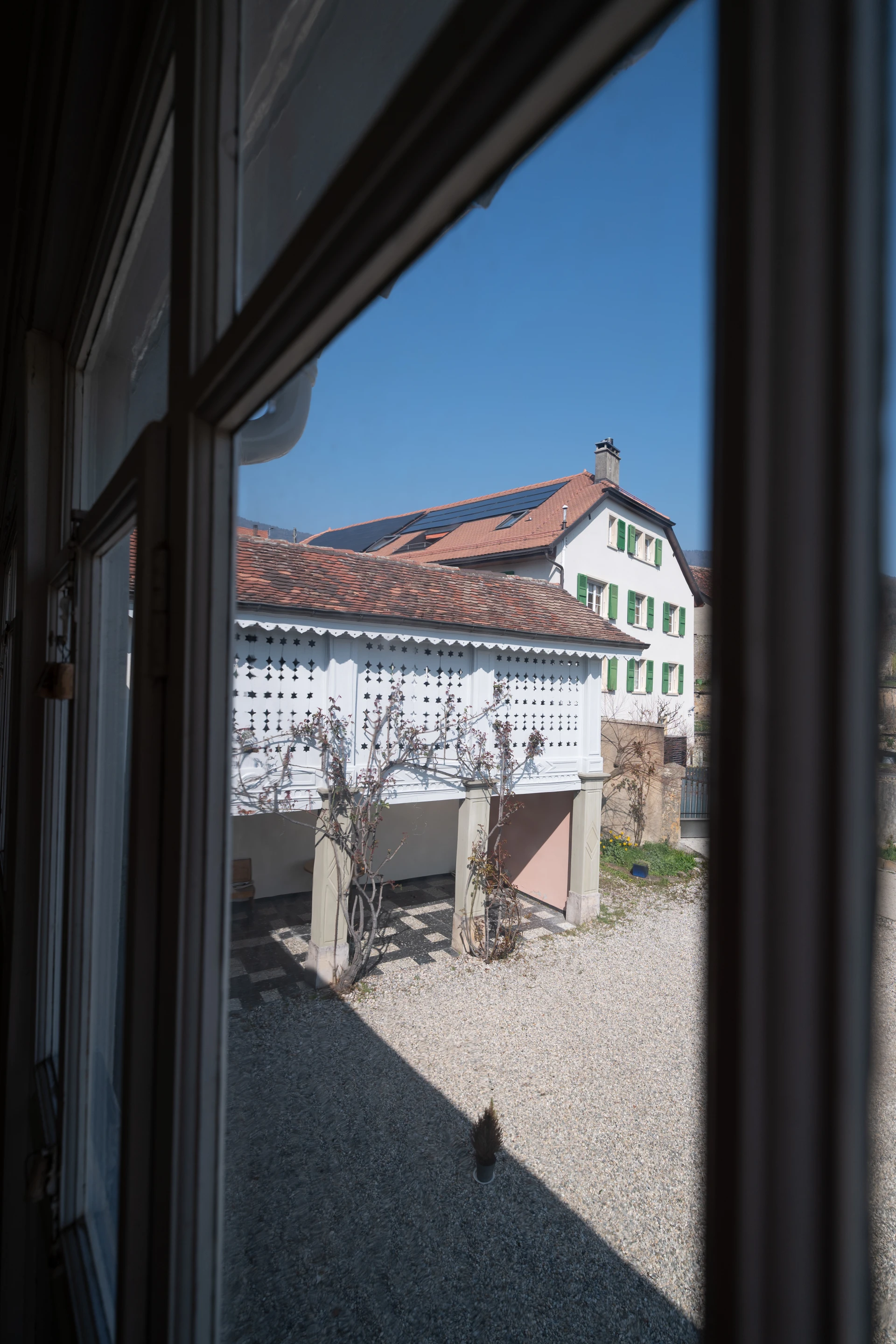 Blick aus dem Fenster auf Hof und Nachbargebäude