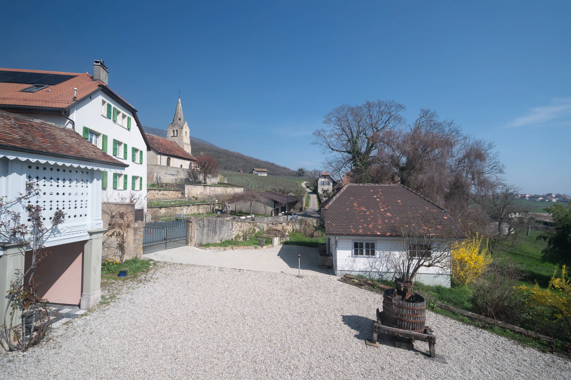 Ländliche Außenansicht mit historischer Bebauung