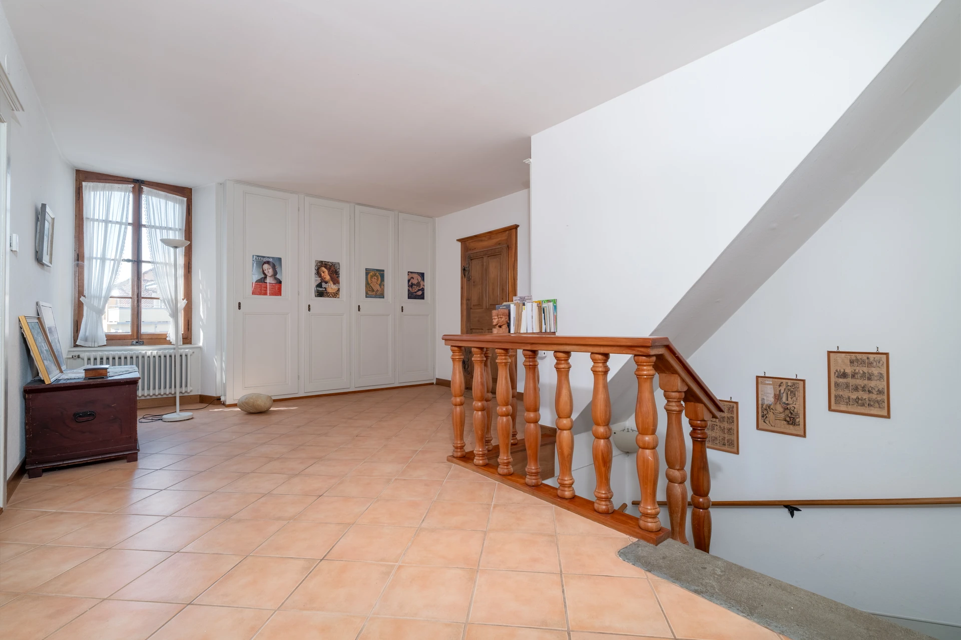 Heller Flur mit Treppe und Holzgeländer