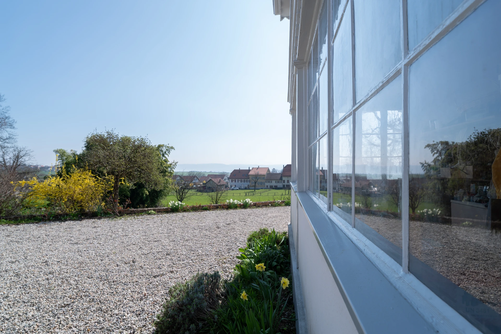 Ländliche Außenansicht mit Garten und Weitblick