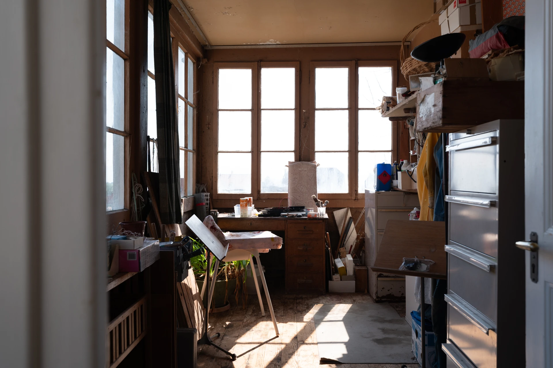 Unordentlicher Arbeitsraum mit viel Tageslicht