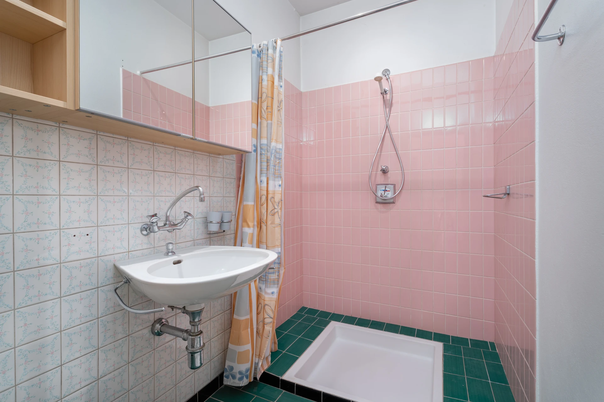 Badezimmer mit retro Kacheln und Duschbadewanne