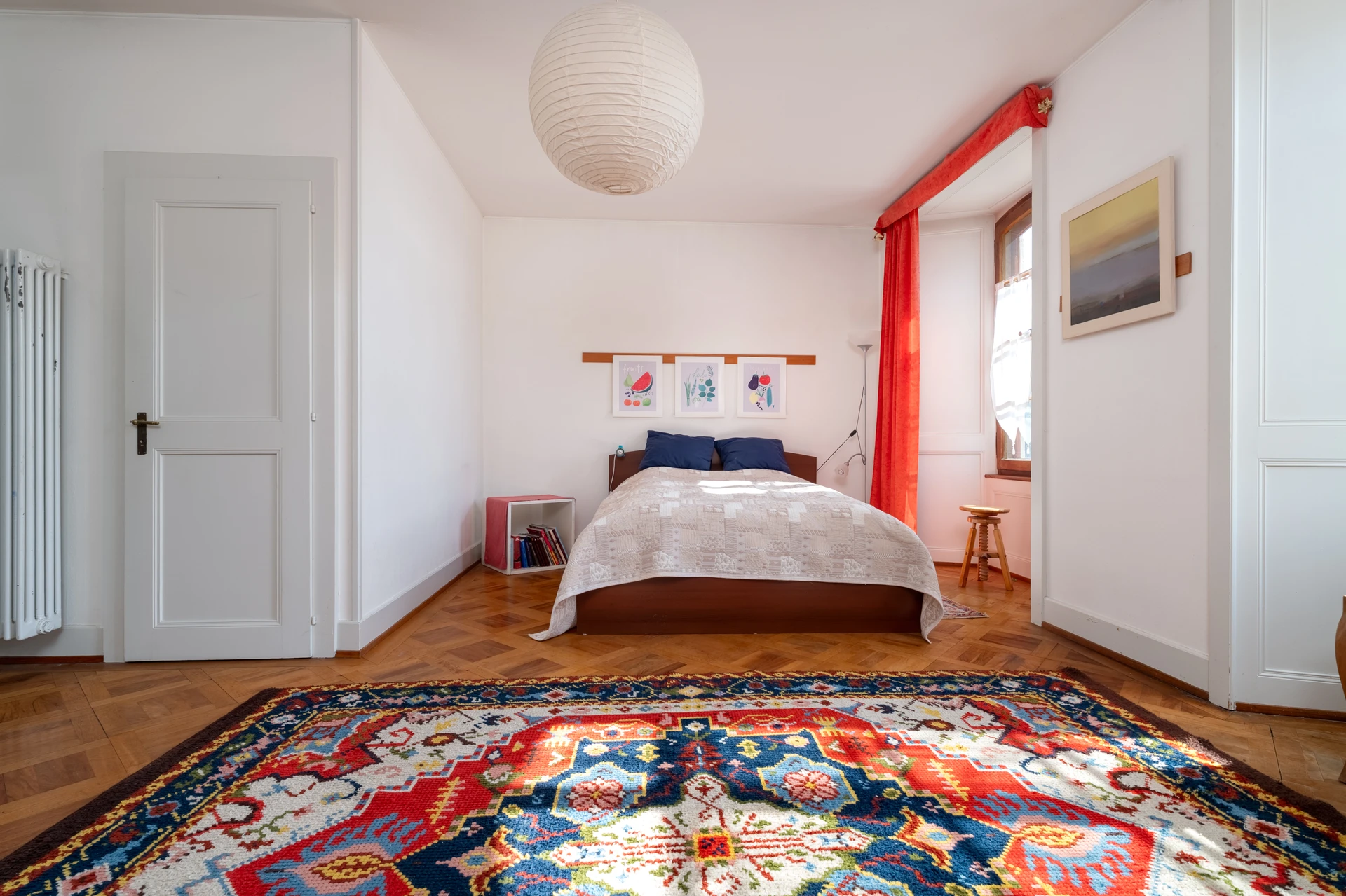 Helles Schlafzimmer mit farbigem Teppich