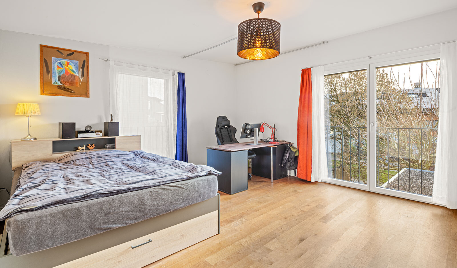 Helles Schlafzimmer mit Arbeitsbereich