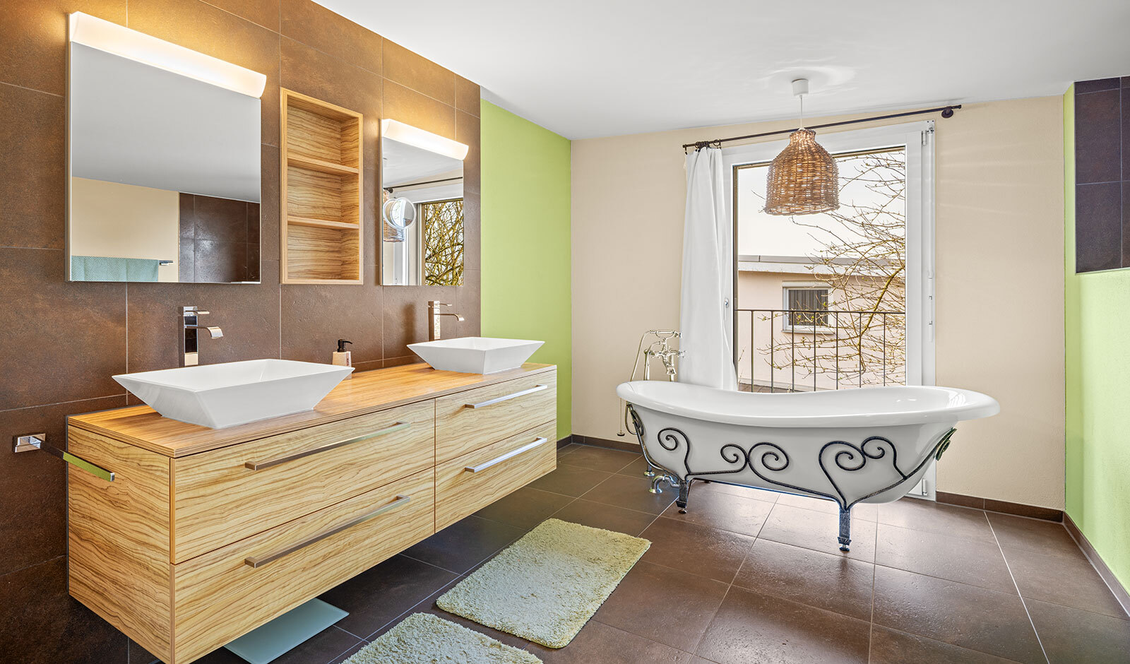Modernes Badezimmer mit freistehender Wanne und Doppelwaschbecken