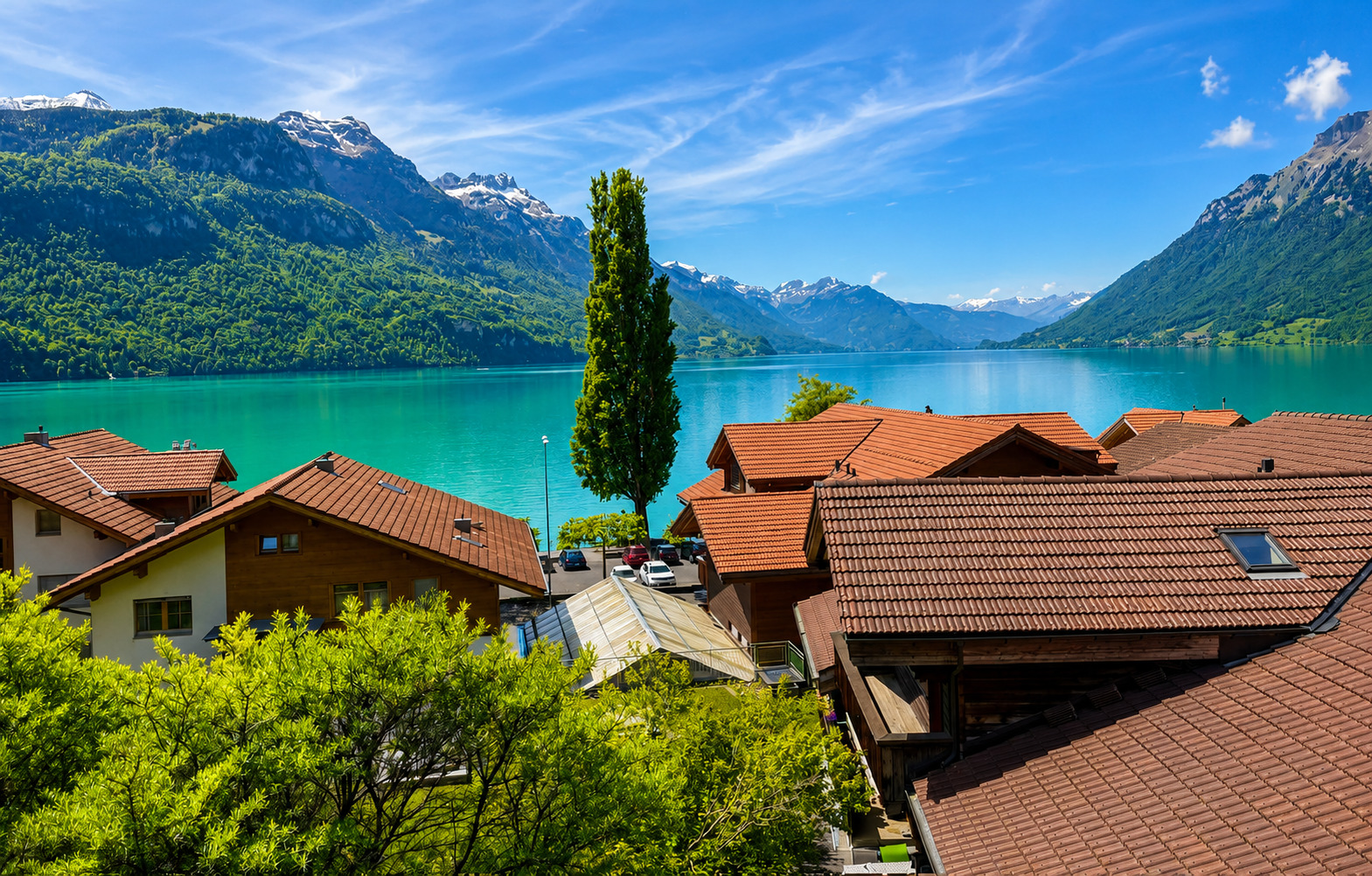 Seeblick mit Bergkulisse und Dorfhäusern
