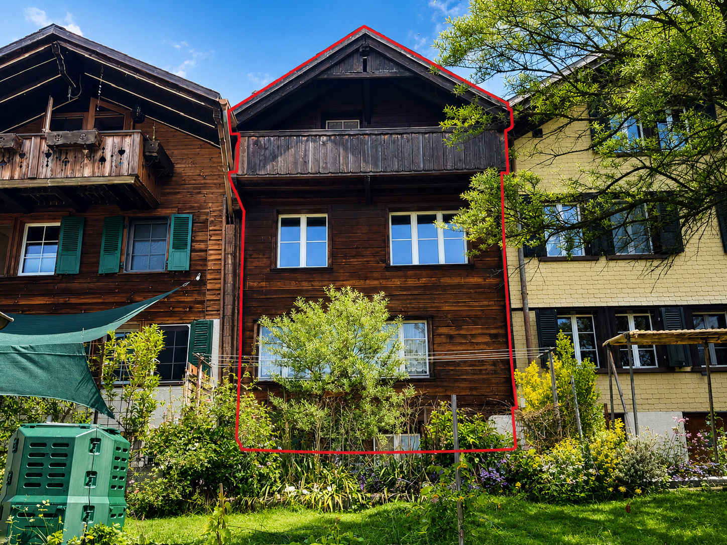 Holzfassade eines alpinen Wohnhauses