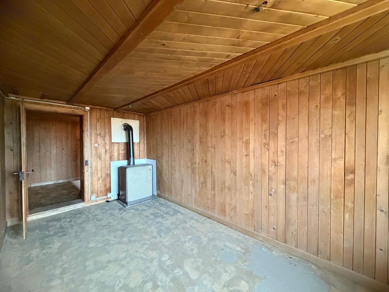 Holzverkleideter Nebenraum mit Ofenanschluss