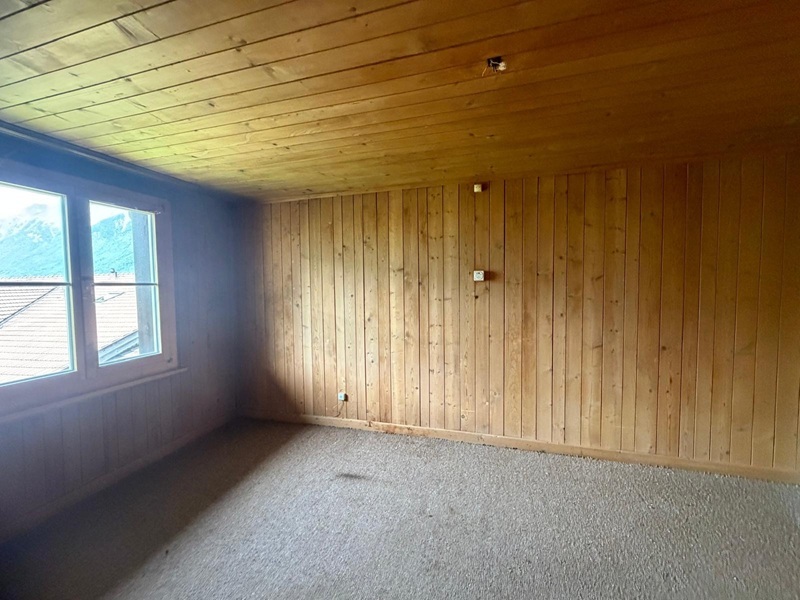 Leerer Holzraum mit Fensterblick