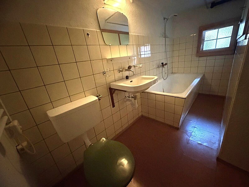 Badezimmer mit Wanne und Fenster