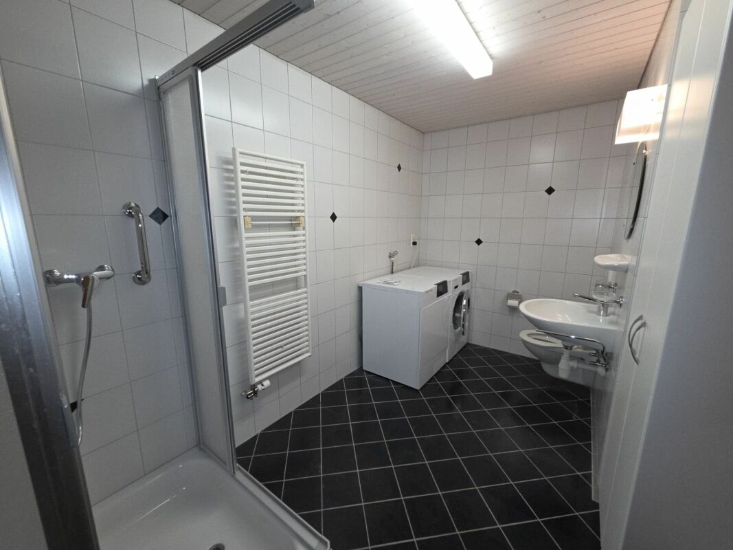 Wasch- und Badraum mit Dusche