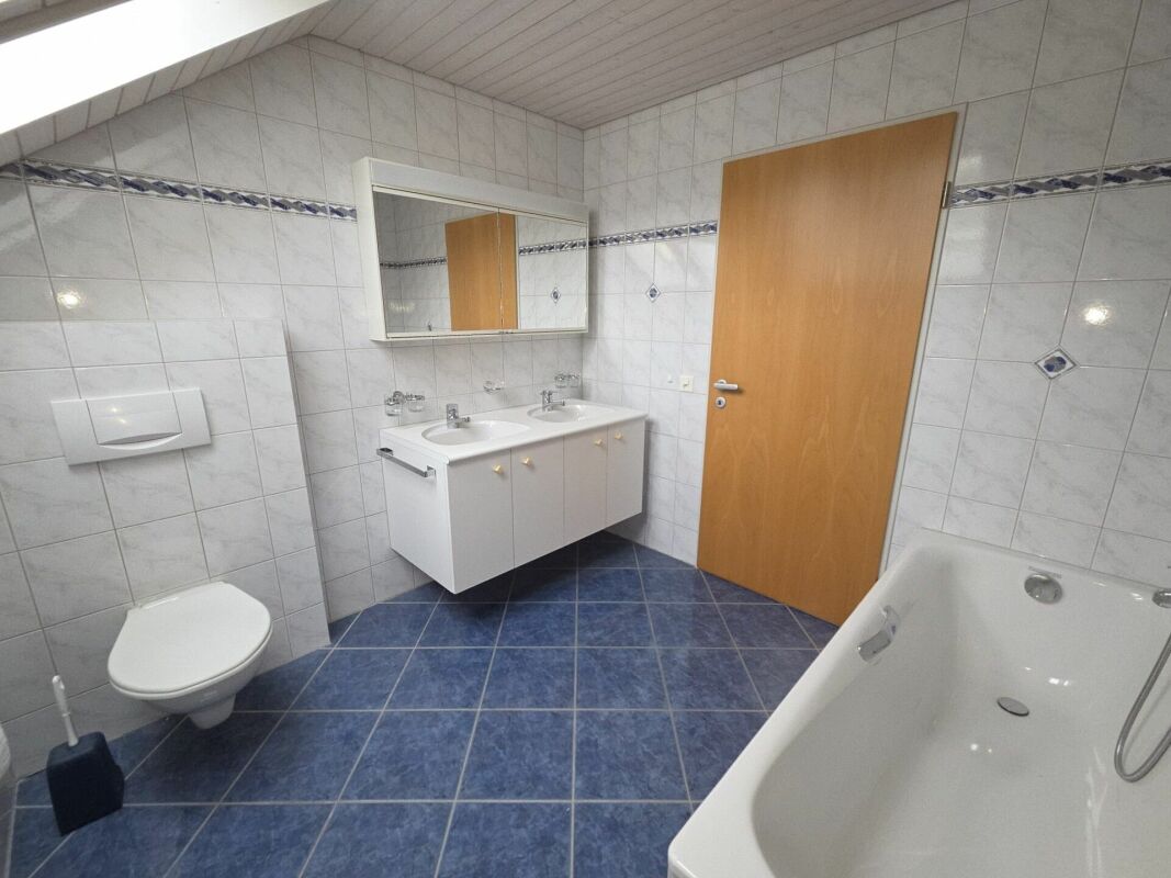 Badezimmer mit Wanne und Doppelwaschtisch