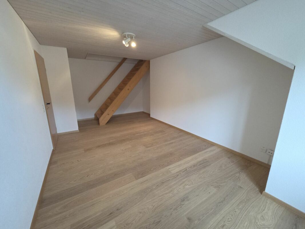 Ausgebauter Dachraum mit offener Holztreppe