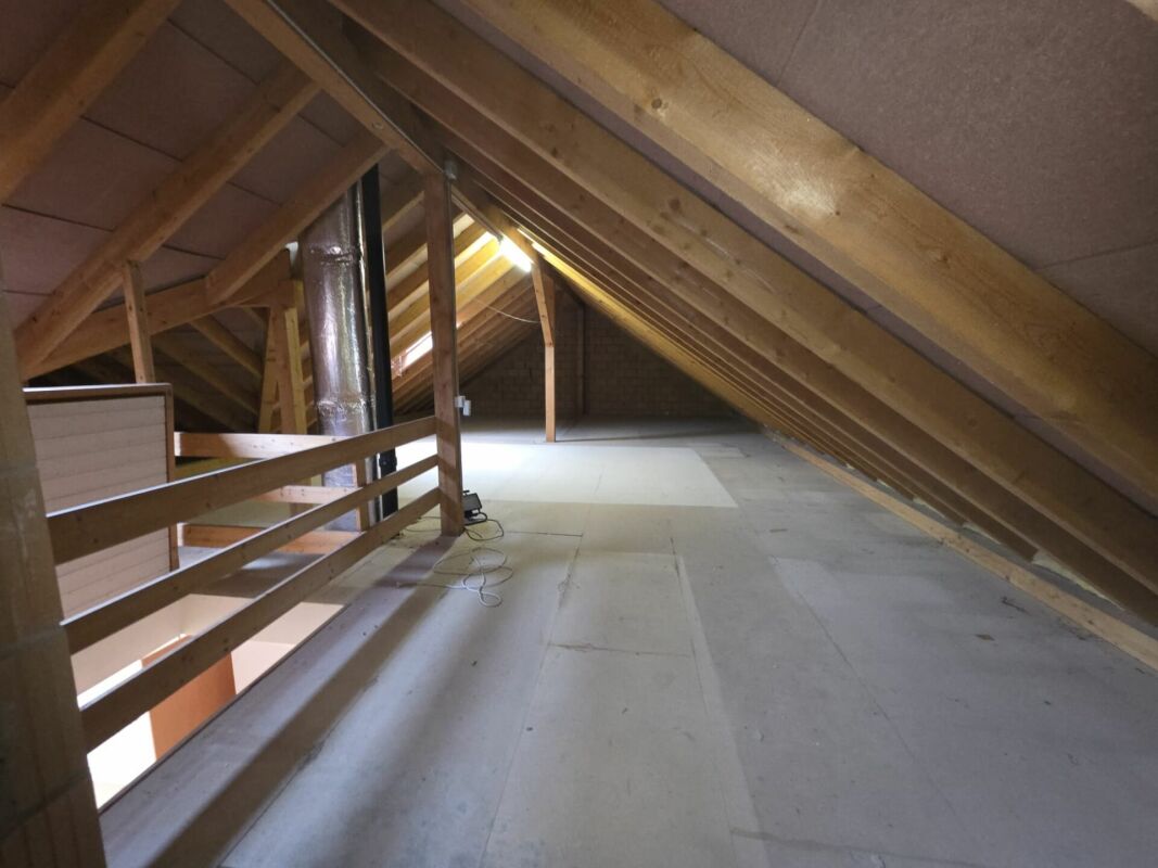 Ausgebauter Dachboden mit sichtbarer Holzkonstruktion