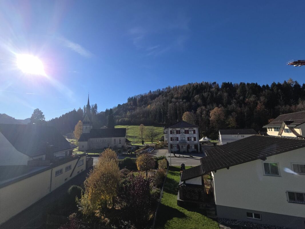 Dorf- und Bergblick bei Sonnenschein