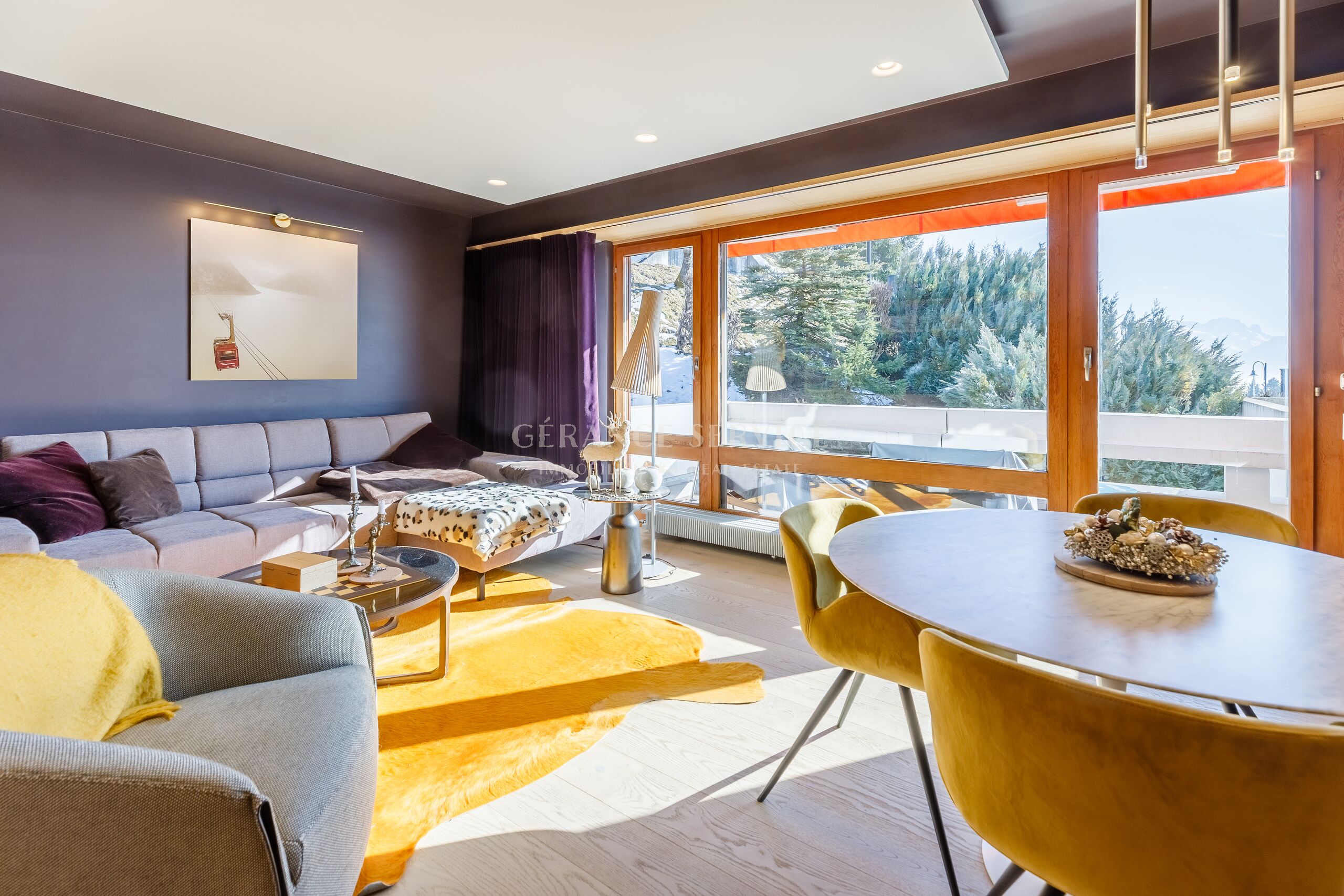 Helles Wohnzimmer mit Essbereich und Bergblick