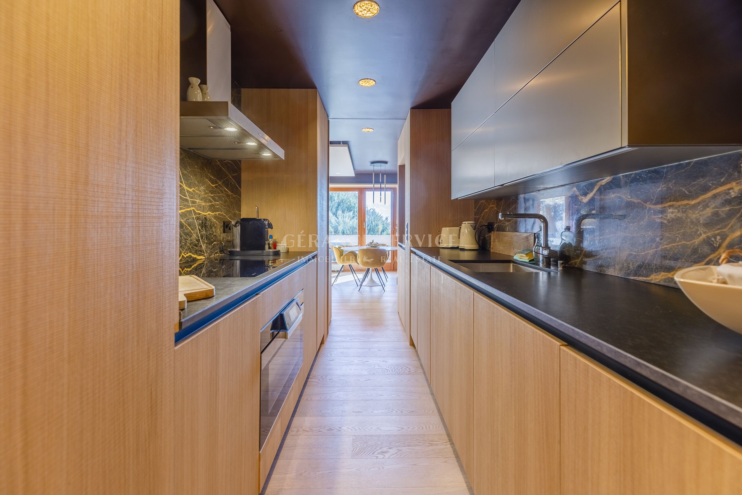 Moderne schmale Küche mit Holzfronten